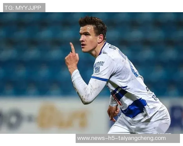 维纳尔杜姆轻松突破防线巧妙破门助球队逆转局势